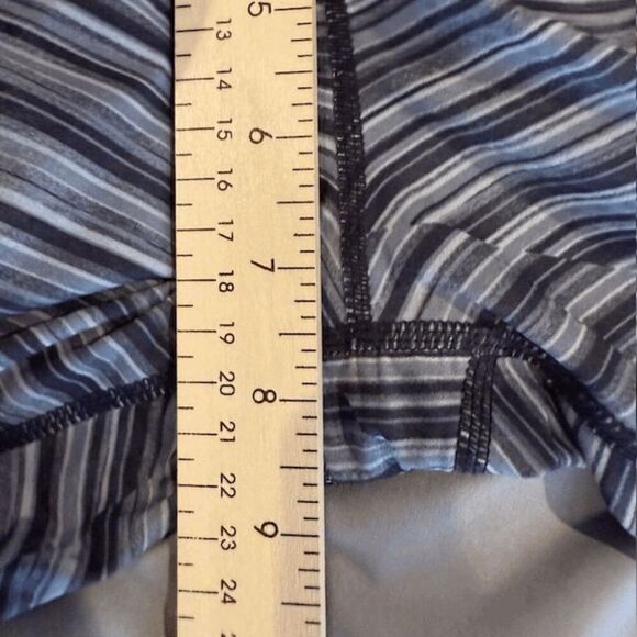 Athleta Striped Cropped Leggings Black White Surge Seam Zip Pocket Size XS - Picture 8 of 10